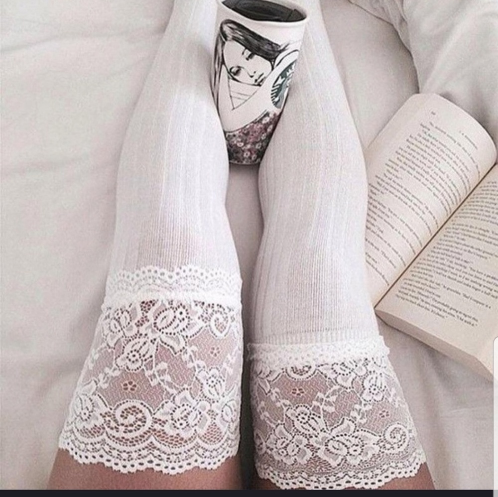 🔥HOT!🔥DAISY LACE THIGH HIGH TOPPERS!! LMT QTY!